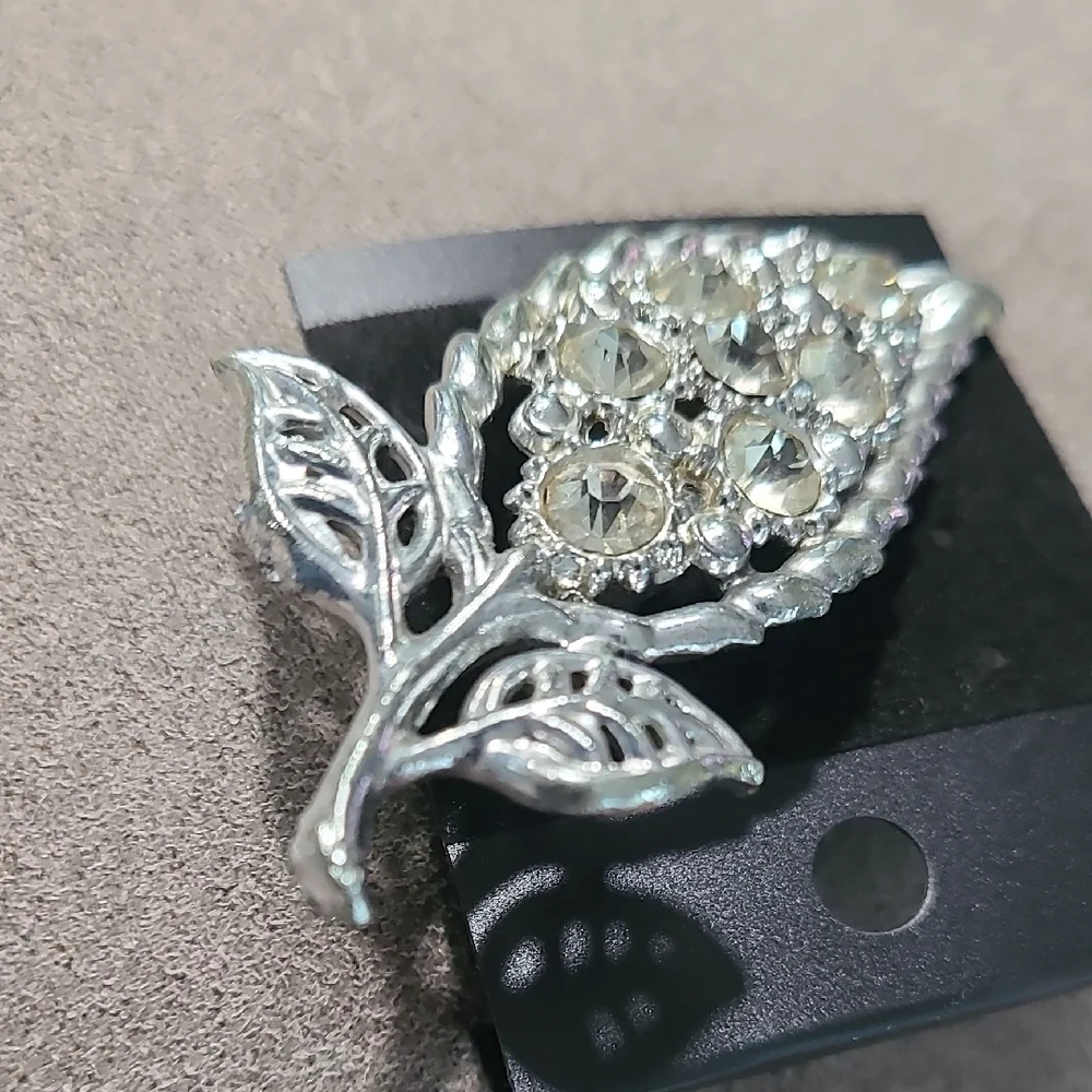 Sparkling Silver Floral‎ Brooch